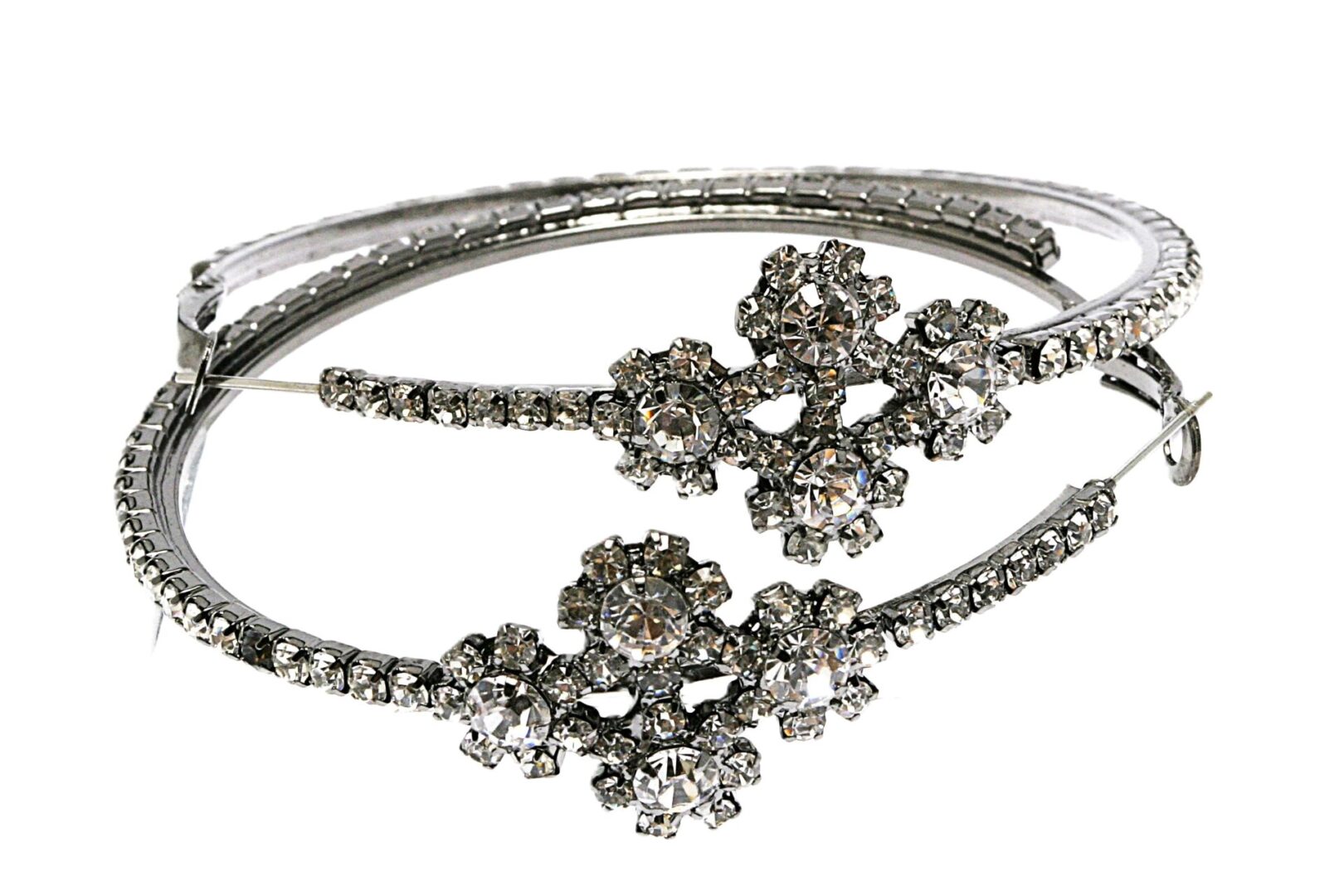 Elegant silver bracelet with sparkling rhinestones in floral motifs.